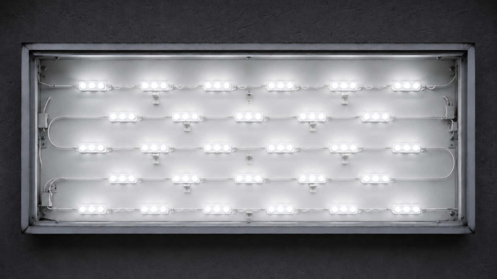 Nachher: Leuchtkasten mit gleichmäßig angeordneten LED-Modulen